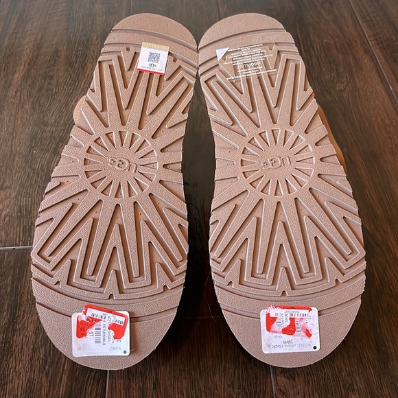 NWT UGG Classic Dipper Stretch Boots! - Picture 14 of 14